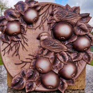 Резное деревянное панно» Воробьи на яблоне»