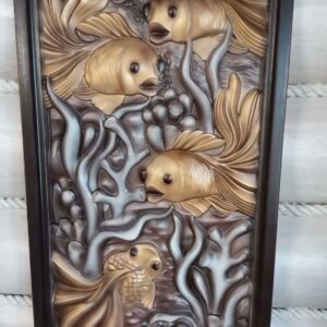 Резное деревянное панно Золотые рыбки